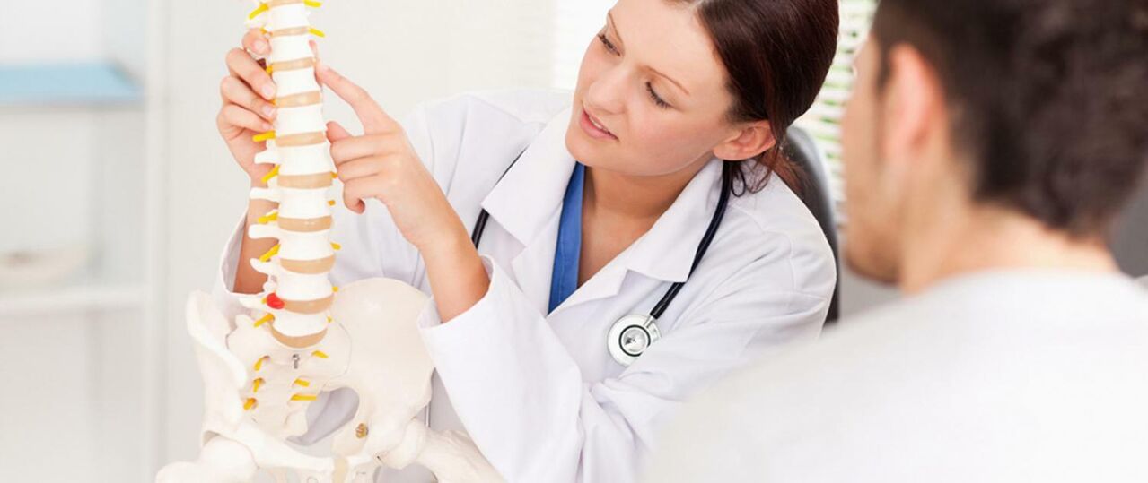 Le médecin informe le patient du mécanisme de développement de l'ostéochondrose de la colonne thoracique